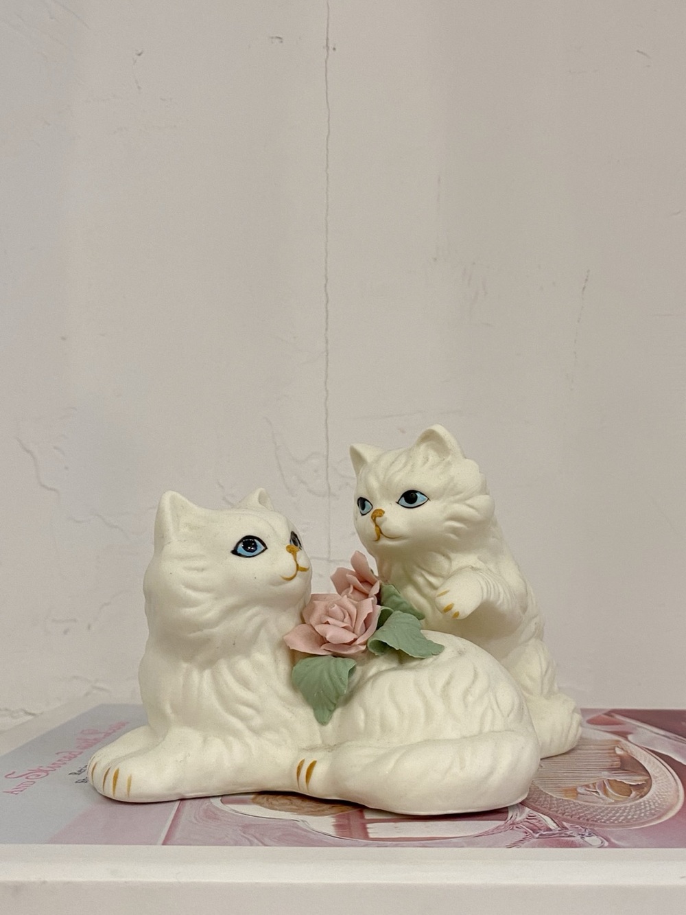 Vintage Kitsch Shabby Chic White Ceramic Hand Painted Cat Figurines w Pink Roses